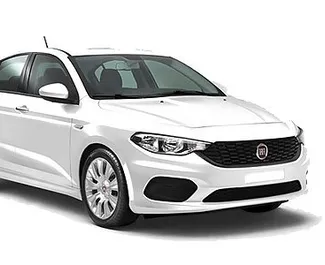 Frontansicht eines Mietwagens Fiat Egea am Flughafen Dalaman, Türkei ✓ Auto Nr.6724. ✓ Schaltgetriebe TM ✓ 1 Bewertungen.