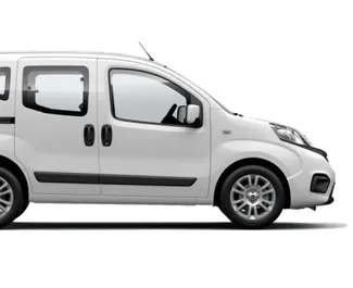 Frontansicht eines Mietwagens Fiat Fiorino am Flughafen Antalya, Türkei ✓ Auto Nr.6756. ✓ Schaltgetriebe TM ✓ 0 Bewertungen.