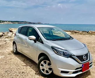 Frontansicht eines Mietwagens Nissan Note Medalist in Limassol, Zypern ✓ Auto Nr.6392. ✓ Automatisch TM ✓ 0 Bewertungen.