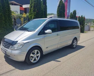 Frontansicht eines Mietwagens Mercedes-Benz Viano in Tirana, Albanien ✓ Auto Nr.6615. ✓ Automatisch TM ✓ 3 Bewertungen.