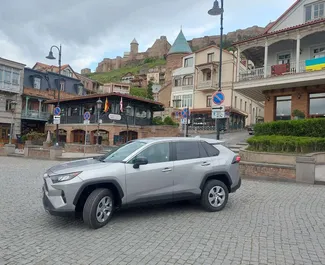 Benzin 2,5L Motor von Toyota Rav4 2022 zur Miete in Tiflis.