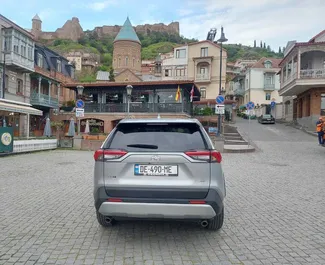 Innenraum von Toyota Rav4 zur Miete in Georgien. Ein großartiges 5-Sitzer Fahrzeug mit Automatisch Getriebe.