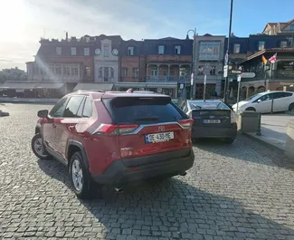 Innenraum von Toyota Rav4 zur Miete in Georgien. Ein großartiges 5-Sitzer Fahrzeug mit Automatisch Getriebe.