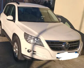 Frontansicht eines Mietwagens Volkswagen Tiguan in Durres, Albanien ✓ Auto Nr.7164. ✓ Schaltgetriebe TM ✓ 0 Bewertungen.