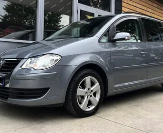 Frontansicht eines Mietwagens Volkswagen Touran in Tirana, Albanien ✓ Auto Nr.7047. ✓ Automatisch TM ✓ 1 Bewertungen.