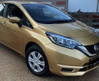 Frontansicht eines Mietwagens Nissan Note in Larnaca, Zypern ✓ Auto Nr.6805. ✓ Automatisch TM ✓ 0 Bewertungen.