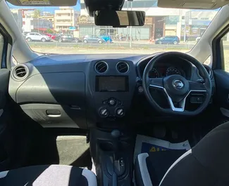 Innenraum von Nissan Note zur Miete auf Zypern. Ein großartiges 5-Sitzer Fahrzeug mit Automatisch Getriebe.