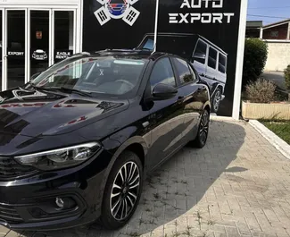 Frontansicht eines Mietwagens Fiat Tipo Sedan am Flughafen von Tirana, Albanien ✓ Auto Nr.7054. ✓ Automatisch TM ✓ 1 Bewertungen.