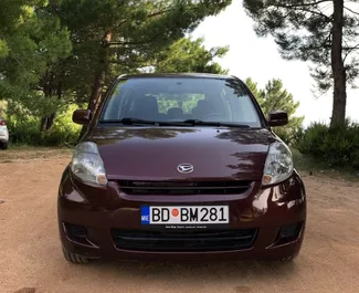 Frontansicht eines Mietwagens Daihatsu Sirion in Budva, Montenegro ✓ Auto Nr.6584. ✓ Automatisch TM ✓ 0 Bewertungen.