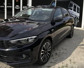 Frontansicht eines Mietwagens Fiat Tipo Sedan am Flughafen von Tirana, Albanien ✓ Auto Nr.7056. ✓ Automatisch TM ✓ 1 Bewertungen.