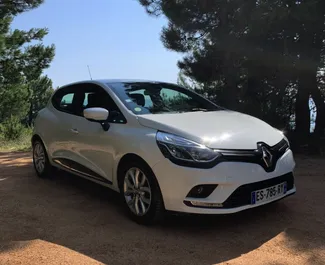 Frontansicht eines Mietwagens Renault Clio 4 in Budva, Montenegro ✓ Auto Nr.7078. ✓ Automatisch TM ✓ 2 Bewertungen.