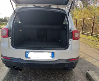 Innenraum von Volkswagen Tiguan zur Miete in Albanien. Ein großartiges 5-Sitzer Fahrzeug mit Schaltgetriebe Getriebe.