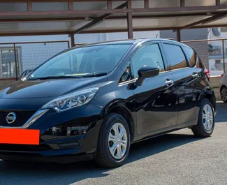 Frontansicht eines Mietwagens Nissan Note in Larnaca, Zypern ✓ Auto Nr.7069. ✓ Automatisch TM ✓ 0 Bewertungen.