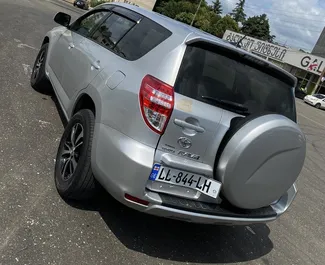 Innenraum von Toyota Rav4 zur Miete in Georgien. Ein großartiges 5-Sitzer Fahrzeug mit Automatisch Getriebe.