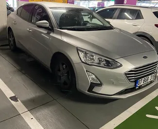 Frontansicht eines Mietwagens Ford Focus am Flughafen Antalya, Türkei ✓ Auto Nr.7060. ✓ Automatisch TM ✓ 0 Bewertungen.