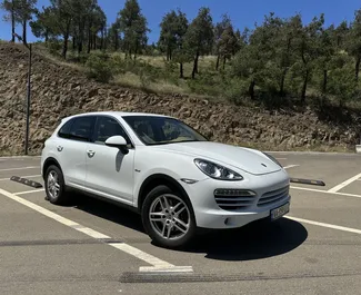 Frontansicht eines Mietwagens Porsche Cayenne in Tiflis, Georgien ✓ Auto Nr.6543. ✓ Automatisch TM ✓ 0 Bewertungen.