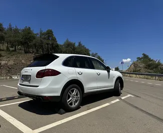 Vermietung Porsche Cayenne. Premium, Luxus, SUV Fahrzeug zur Miete in Georgien ✓ Kaution Einzahlung von 800 GEL ✓ Versicherungsoptionen KFZ-HV, TKV, Diebstahlschutz.