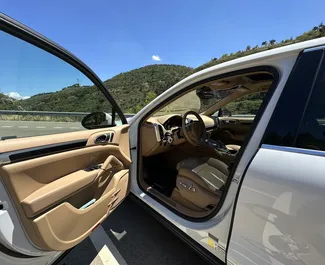 Innenraum von Porsche Cayenne zur Miete in Georgien. Ein großartiges 5-Sitzer Fahrzeug mit Automatisch Getriebe.