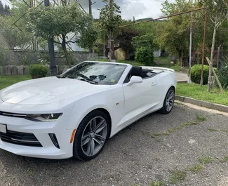 Frontansicht eines Mietwagens Chevrolet Camaro Cabrio in Tiflis, Georgien ✓ Auto Nr.7142. ✓ Automatisch TM ✓ 0 Bewertungen.