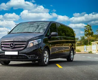 Frontansicht eines Mietwagens Mercedes-Benz Vito in Dubai, VAE ✓ Auto Nr.7092. ✓ Automatisch TM ✓ 0 Bewertungen.