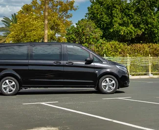 Benzin 2,5L Motor von Mercedes-Benz Vito 2019 zur Miete in Dubai.