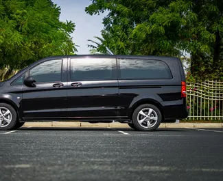 Mercedes-Benz Vito 2019 zur Miete verfügbar in Dubai, mit Kilometerbegrenzung 200 km/Tag.