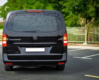 Innenraum von Mercedes-Benz Vito zur Miete in VAE. Ein großartiges 8-Sitzer Fahrzeug mit Automatisch Getriebe.