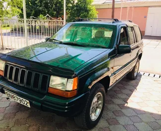 Frontansicht eines Mietwagens Jeep Grand Cherokee in Osch, Kirgisistan ✓ Auto Nr.7074. ✓ Automatisch TM ✓ 0 Bewertungen.