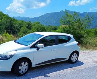 Frontansicht eines Mietwagens Renault Clio 4 in Budva, Montenegro ✓ Auto Nr.7033. ✓ Schaltgetriebe TM ✓ 3 Bewertungen.