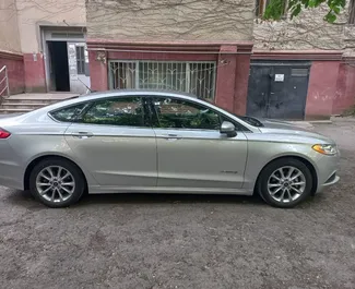 Innenraum von Ford Fusion Sedan zur Miete in Georgien. Ein großartiges 5-Sitzer Fahrzeug mit Automatisch Getriebe.