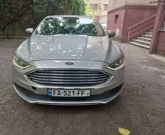 Frontansicht eines Mietwagens Ford Fusion Sedan am Flughafen Tiflis, Georgien ✓ Auto Nr.7129. ✓ Automatisch TM ✓ 0 Bewertungen.