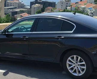 Frontansicht eines Mietwagens Volkswagen Passat in Budva, Montenegro ✓ Auto Nr.7035. ✓ Automatisch TM ✓ 0 Bewertungen.