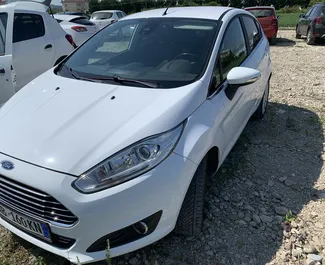 Frontansicht eines Mietwagens Ford Fiesta am Flughafen von Tirana, Albanien ✓ Auto Nr.7123. ✓ Schaltgetriebe TM ✓ 1 Bewertungen.