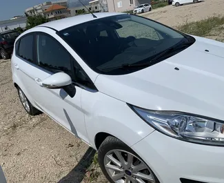 Autovermietung Ford Fiesta Nr.7123 Schaltgetriebe am Flughafen von Tirana, ausgestattet mit einem 1,0L Motor ➤ Von Romeo in Albanien.