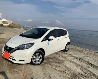 Frontansicht eines Mietwagens Nissan Note in Larnaca, Zypern ✓ Auto Nr.7068. ✓ Automatisch TM ✓ 0 Bewertungen.