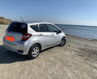 Frontansicht eines Mietwagens Nissan Note in Larnaca, Zypern ✓ Auto Nr.6829. ✓ Automatisch TM ✓ 0 Bewertungen.