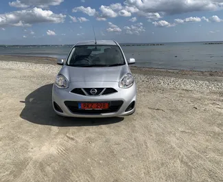 Frontansicht eines Mietwagens Nissan March in Larnaca, Zypern ✓ Auto Nr.7158. ✓ Automatisch TM ✓ 0 Bewertungen.