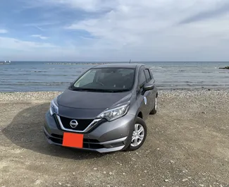 Frontansicht eines Mietwagens Nissan Note in Larnaca, Zypern ✓ Auto Nr.7099. ✓ Automatisch TM ✓ 0 Bewertungen.