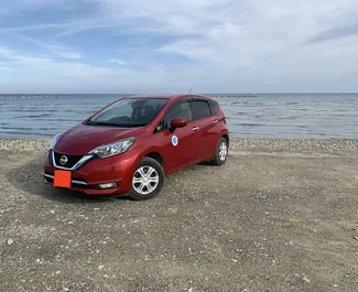 Frontansicht eines Mietwagens Nissan Note in Larnaca, Zypern ✓ Auto Nr.7071. ✓ Automatisch TM ✓ 0 Bewertungen.