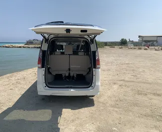 Nissan Serena 2020 mit Antriebssystem Frontantrieb, verfügbar in Larnaca.