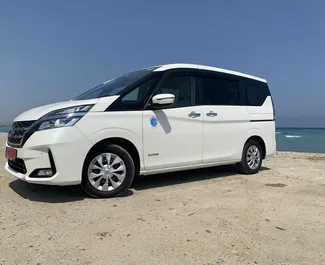 Frontansicht eines Mietwagens Nissan Serena in Larnaca, Zypern ✓ Auto Nr.7088. ✓ Automatisch TM ✓ 0 Bewertungen.