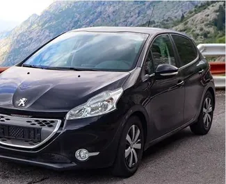 Frontansicht eines Mietwagens Peugeot 208 in Kotor, Montenegro ✓ Auto Nr.7125. ✓ Automatisch TM ✓ 0 Bewertungen.