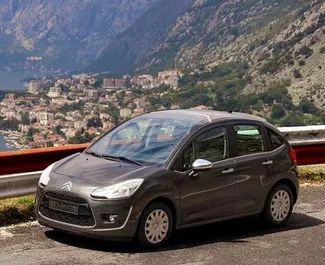 Frontansicht eines Mietwagens Citroen C3 in Kotor, Montenegro ✓ Auto Nr.7127. ✓ Automatisch TM ✓ 0 Bewertungen.