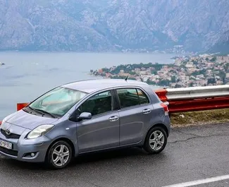 Frontansicht eines Mietwagens Toyota Yaris in Kotor, Montenegro ✓ Auto Nr.7128. ✓ Schaltgetriebe TM ✓ 0 Bewertungen.