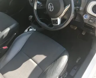 Innenraum von Toyota Yaris zur Miete auf Zypern. Ein großartiges 5-Sitzer Fahrzeug mit Automatisch Getriebe.