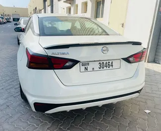 Benzin 2,5L Motor von Nissan Altima 2020 zur Miete in Dubai.