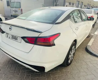 Vermietung Nissan Altima. Komfort, Premium Fahrzeug zur Miete in VAE ✓ Kaution Einzahlung von 1000 AED ✓ Versicherungsoptionen KFZ-HV, VKV Plus.