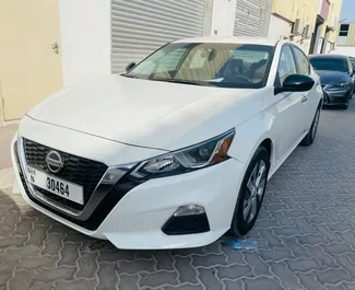 Frontansicht eines Mietwagens Nissan Altima in Dubai, VAE ✓ Auto Nr.7096. ✓ Automatisch TM ✓ 2 Bewertungen.