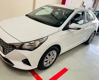 Mietwagen Hyundai Accent 2022 in VAE, mit Benzin-Kraftstoff und 100 PS ➤ Ab 95 AED pro Tag.