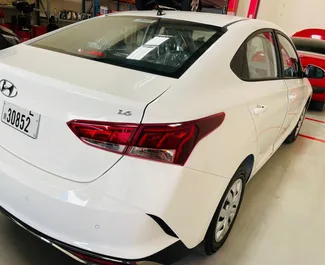 Benzin 1,6L Motor von Hyundai Accent 2022 zur Miete in Dubai.